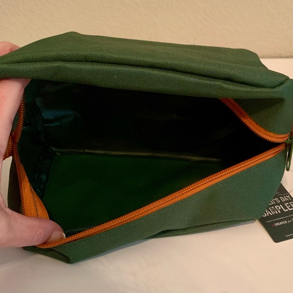 NWT Macy’s Toiletry Travel Case - Picture 4 of 4